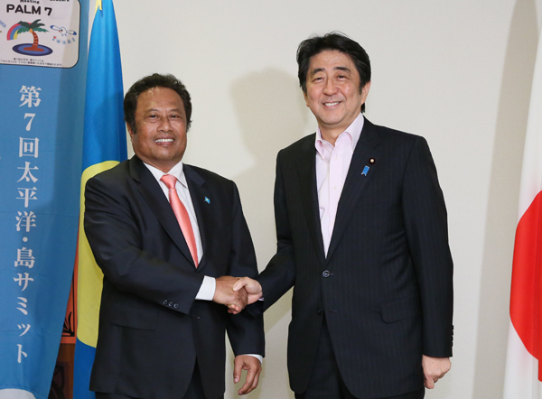 Photograph of the Prime Minister shaking hands with the President of Palau
