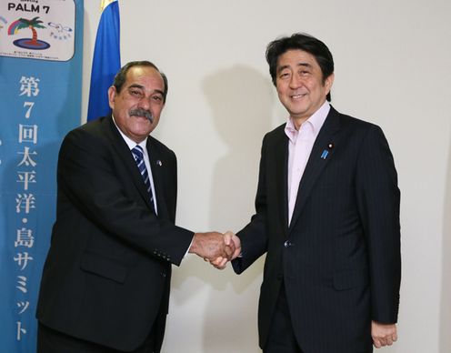 Photograph of the Prime Minister shaking hands with the President of Micronesia