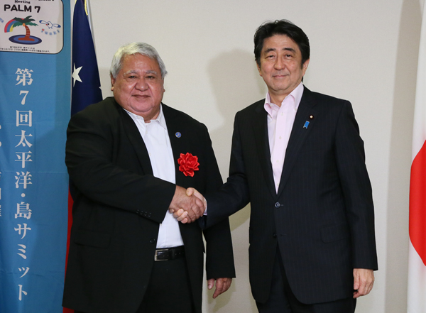 Photograph of the Prime Minister shaking hands with the Prime Minister of Samoa