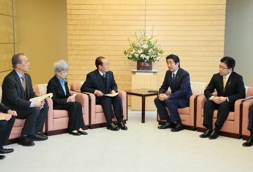 Photograph of the Prime Minister delivering an address (2)