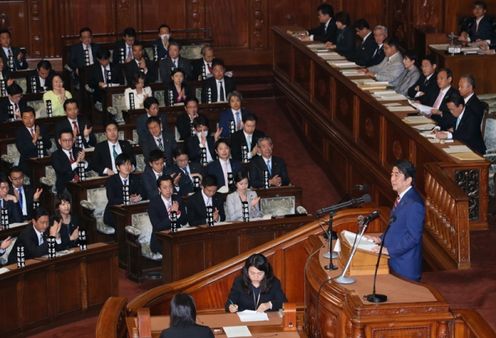 Photograph of the Prime Minister delivering a policy speech during the plenary session of the House of Representatives (2)