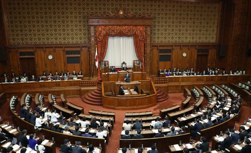 Photograph of the Prime Minister answering questions (3)