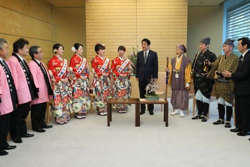 Photograph of the Prime Minister receiving the courtesy call (2)