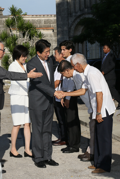 Photograph of the Prime Minister visiting the Memorial Monument for Cubans of Japanese Descent