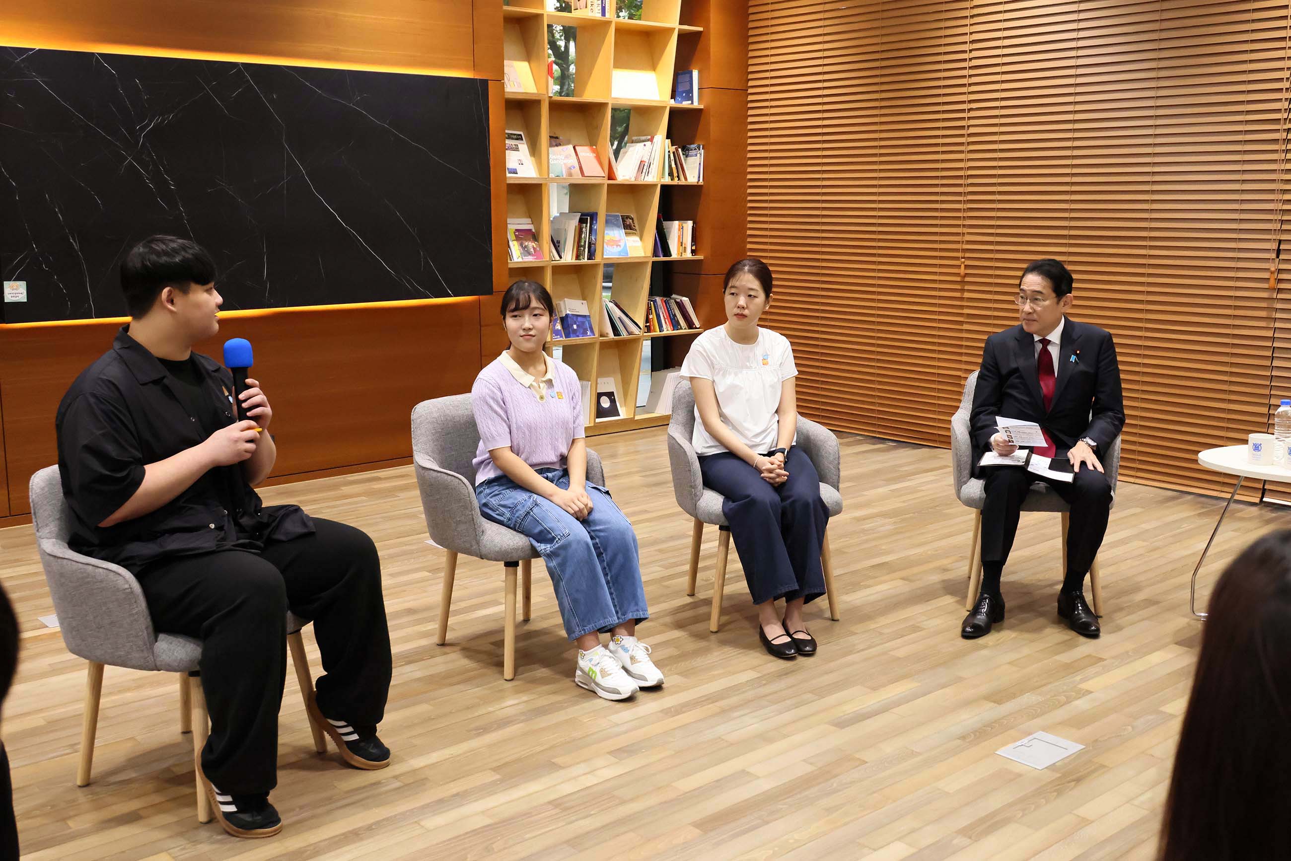 Prime Minister Kishida exchanging views with Japanese and Korean students (6)