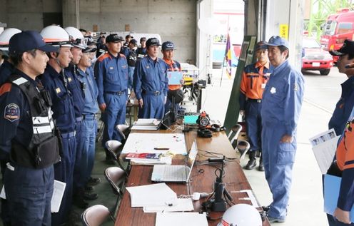 Photograph of the Prime Minister encouraging fire department members