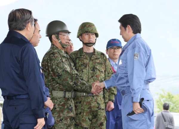 Photograph of the Prime Minister encouraging Self-Defense Forces and TEC-FORCE
