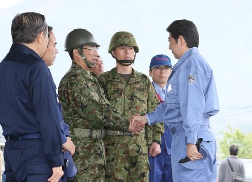 Photograph of the Prime Minister encouraging Self-Defense Forces and TEC-FORCE