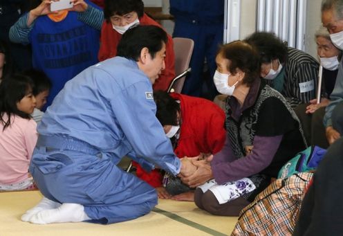 Photograph of the Prime Minister encouraging evacuees (2)