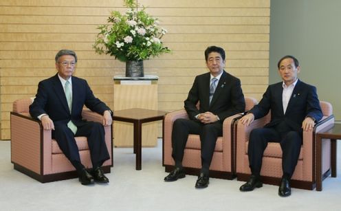 Photograph of the Prime Minister holding talks