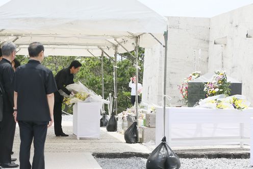 Photograph of the Prime Minister offering flowers at the National Cemetery for the War Dead