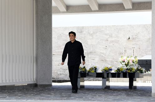 Photograph of the Prime Minister offering a flower at the Memorial Ceremony (1)