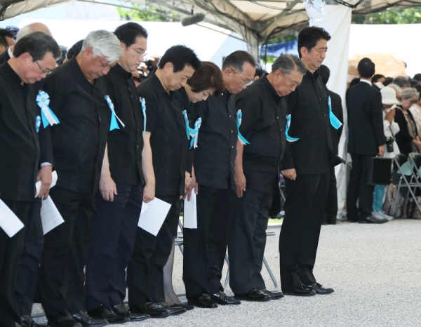 Photograph of the Prime Minister observing a minute of silence at the Memorial Ceremony to Commemorate the Fallen on the 71st Anniversary of the End of the Battle of Okinawa
