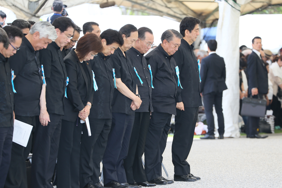 Photograph of the Prime Minister observing a minute of silence at the Memorial Ceremony