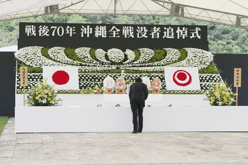 Photograph of the Prime Minister offering a flower at the Memorial Ceremony