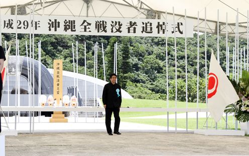 Photograph of the Prime Minister offering a flower at the Memorial Ceremony (2)