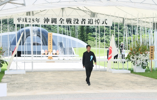 Photograph of the Prime Minister offering a flower at the Memorial Ceremony to Commemorate the Fallen on the 71st Anniversary of the End of the Battle of Okinawa
