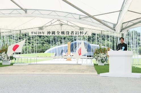 Photograph of the Prime Minister delivering an address at the Memorial Ceremony to Commemorate the Fallen on the 71st Anniversary of the End of the Battle of Okinawa (2)