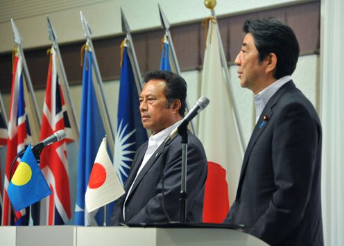 Photograph of the two leaders holding the joint press conference (1)