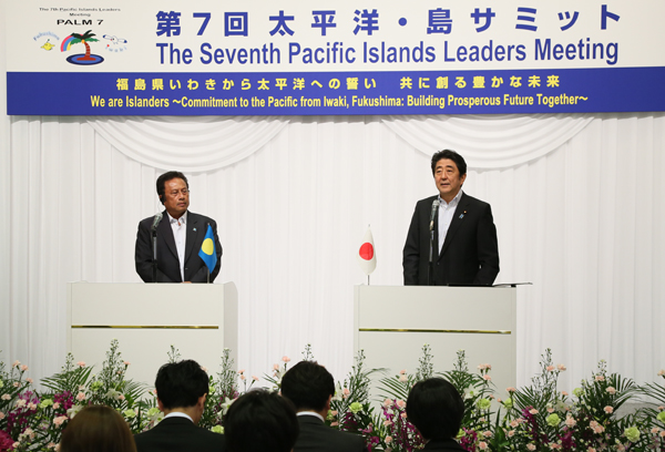 Photograph of the two leaders holding the joint press conference (2)