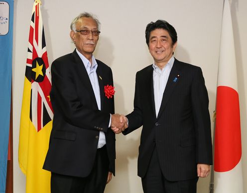 Photograph of the Prime Minister shaking hands with the Premier of Niue