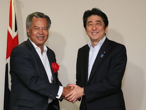 Photograph of the Prime Minister shaking hands with the Prime Minister of the Cook Islands