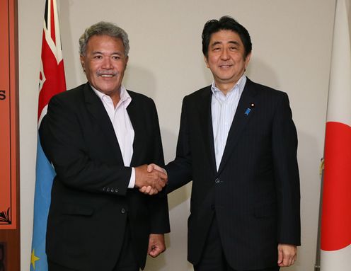 Photograph of the Prime Minister shaking hands with the Prime Minister of Tuvalu