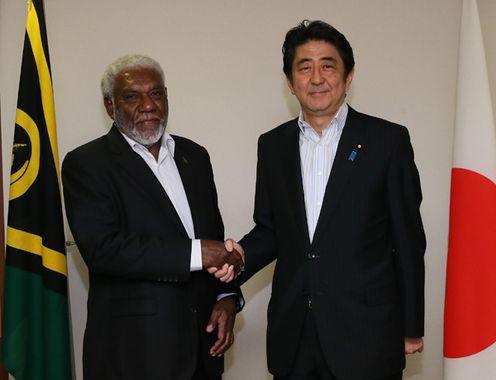 Photograph of the Prime Minister shaking hands with the Prime Minister of Vanuatu