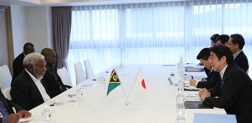 Photograph of the Japan-Vanuatu Summit Meeting