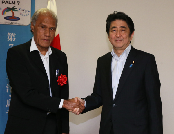 Photograph of the Prime Minister shaking hands with the Prime Minister of Tonga