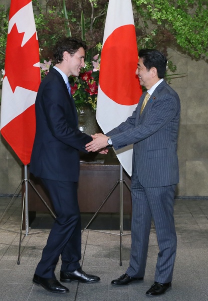 Photograph of the Prime Minister welcoming the Prime Minister of Canada