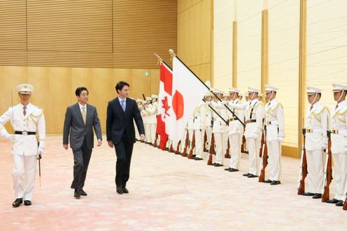 Photograph of the salute and the ceremony by the guard of honor