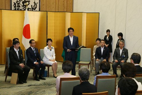 Photograph of the Prime Minister delivering an address (1)