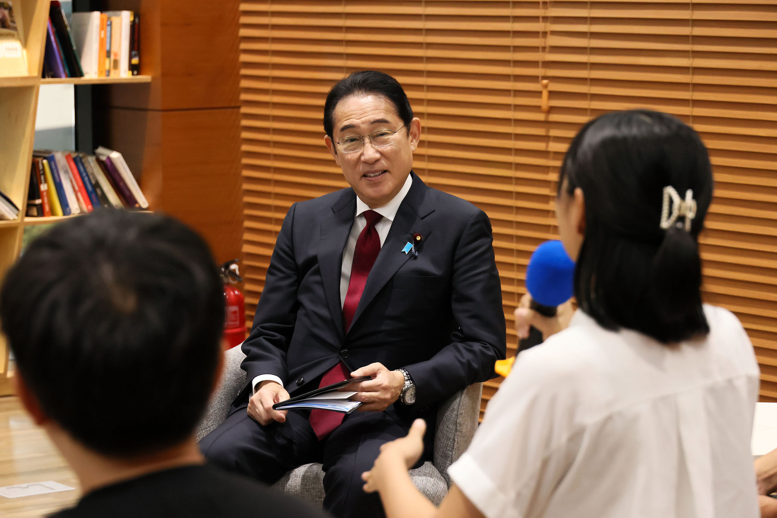 Prime Minister Kishida exchanging views with Japanese and Korean students (7)