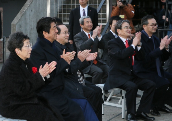 Photograph of the Prime Minister viewing a mini-concert (1)