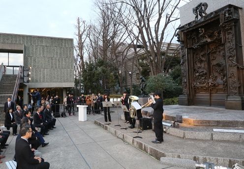 Photograph of the Prime Minister viewing a mini-concert (2)