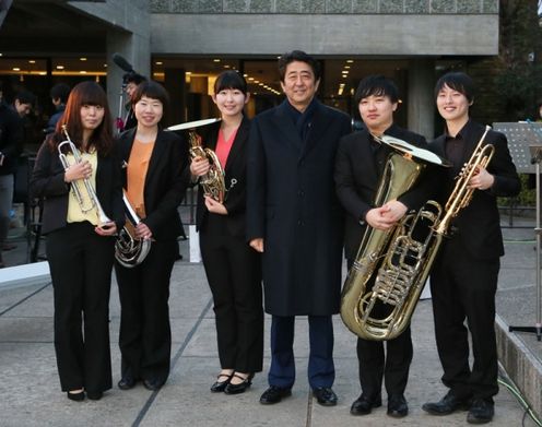 Photograph of the commemorative photograph session with performers