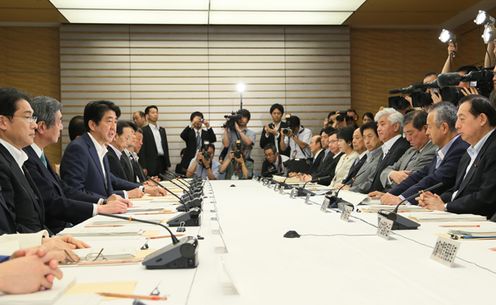 Photograph of the Prime Minister making a statement (2)