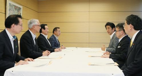 Photograph of the Prime Minister receiving the proposal (2)