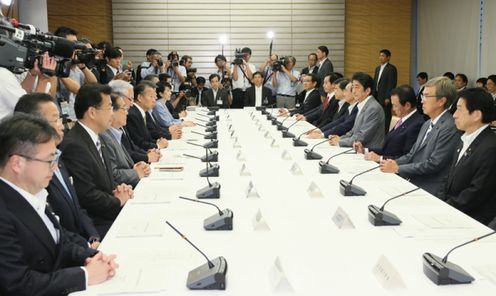 Photograph of the Prime Minister attending the meeting (2)