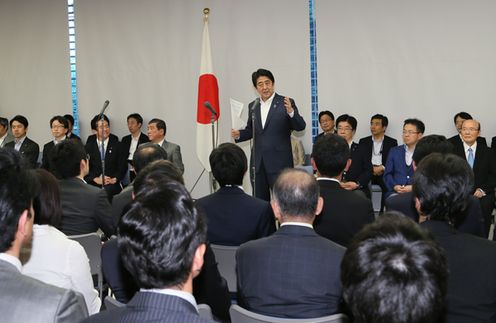 Photograph of the Prime Minister delivering an address (2)