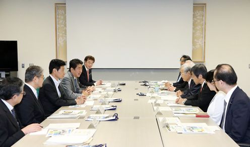 Photograph of the Prime Minister meeting with researchers and other CDB representatives
