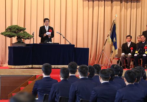 Photograph of the Prime Minister delivering a congratulatory address (1)