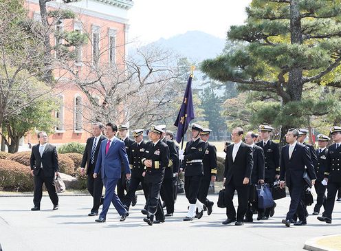 Photograph of the Prime Minister paying a visit (2)