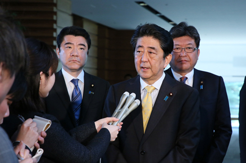 Photograph of the Prime Minister holding the press occasion