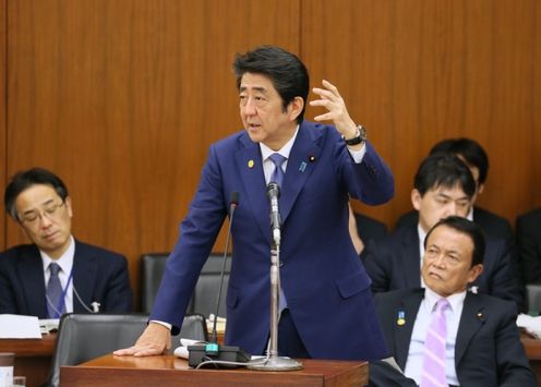 Photograph of the Prime Minister answering questions at the meeting of the Financial Affairs Committee of the House of Representatives (1)