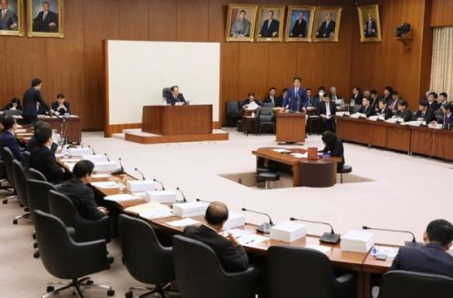 Photograph of the Prime Minister answering questions at the meeting of the Financial Affairs Committee of the House of Representatives (2)