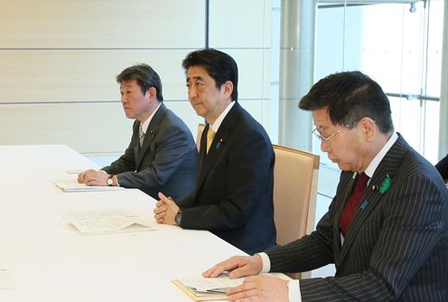 Photograph of the Prime Minister holding the meeting (2)