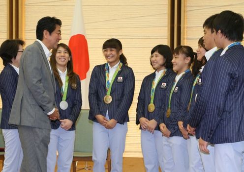 Photograph of the Prime Minister receiving the courtesy call (6)