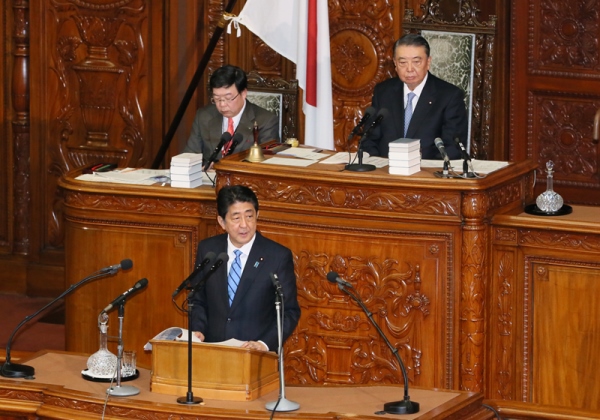 Photograph of the Prime Minister answering questions at the plenary session of the House of Representatives (1)